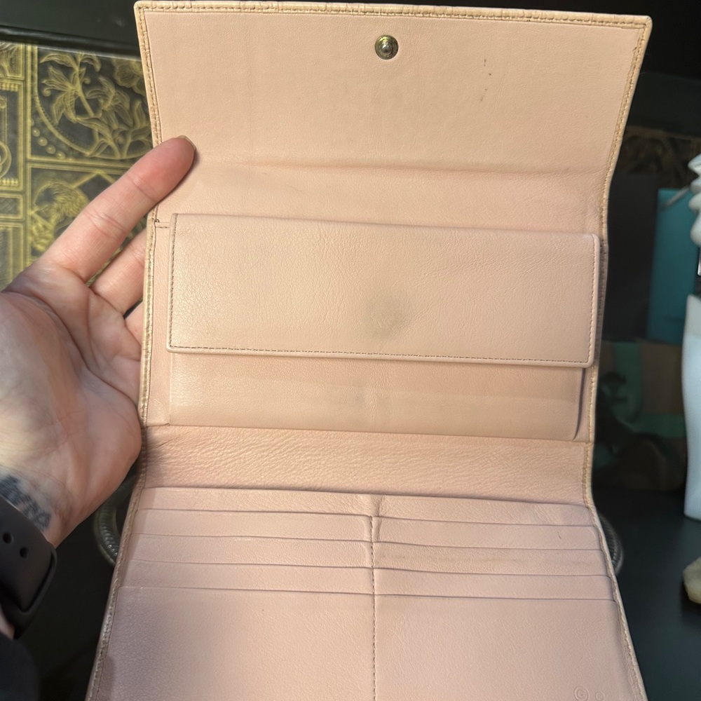 Gucci Guccisima Blush Embossed Wallet - Picture 4 of 11